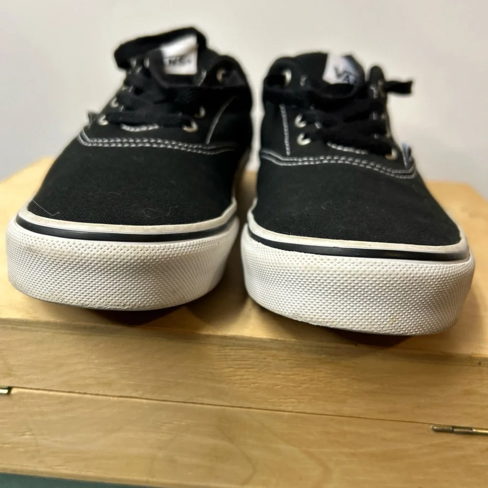 Vans 721356‎ Youth Size 5 Lace Up Skate Shoes Low Top Black White